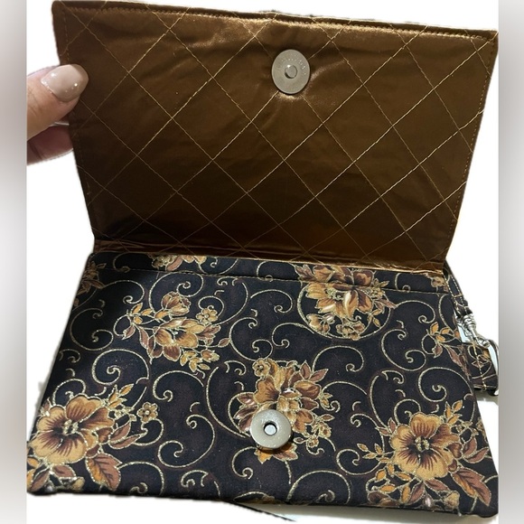 Elegant Floral Clutch with Jewel Accent - Picture 3 of 5